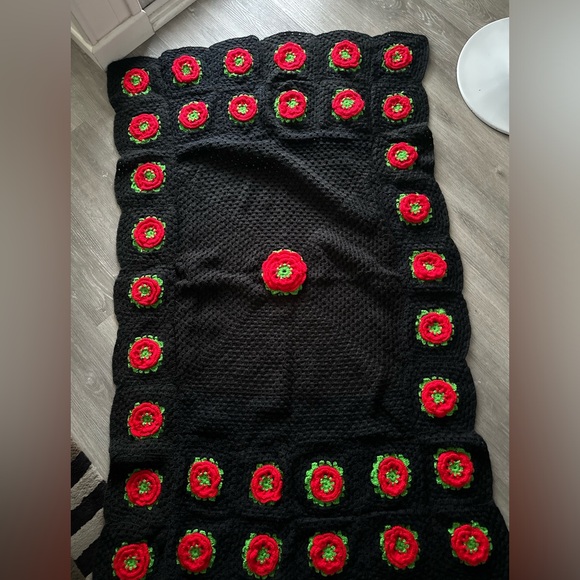Handmade crocheted poinsettia Christmas blanket - Picture 1 of 4